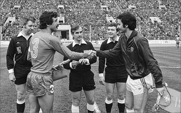 Капитаны команд Умберту Коэлью и Александр Чивадзе (справа) перед матчем.