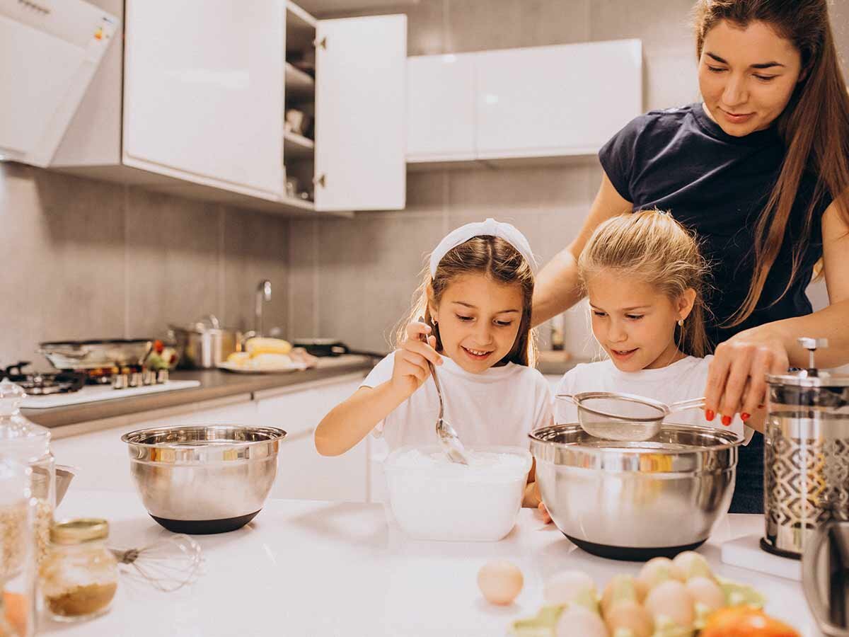 Каждая из дочерей. Фотосессия мама и дочка на кухне. Мама и дочь готовят. Мама с дочкой на кухне с пирогами. Девушка с ребенком на кухне.