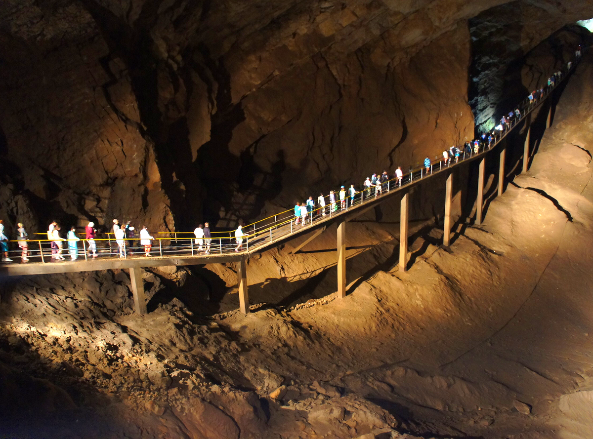 Самый большой зал пещеры – зал «Махаджиров». Его длина - 260 метров. Высота – до 50 метров. Ширина – до 75 метров.