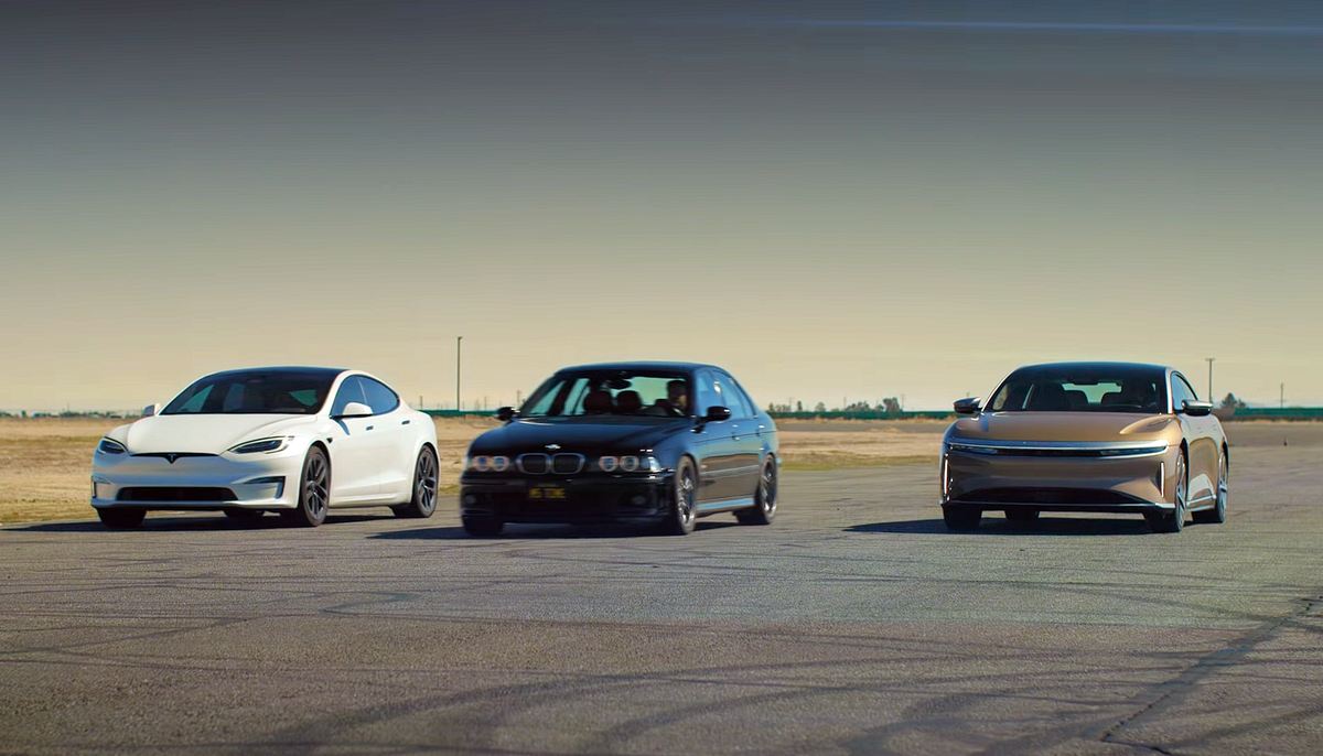 BMW M5 E39 даже при старте с хода проиграл стартующей с места Tesla. Фото: Youtube.com