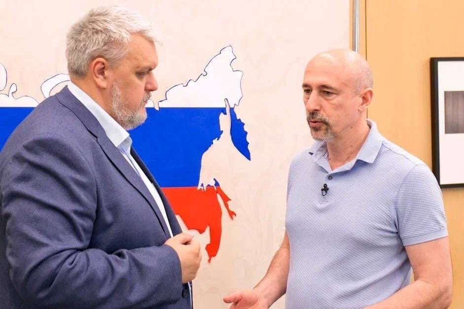 Острое любопытство вызвало последующее выступление Депутата Мосгордумы Магомета Исаевича Яндиева, члена комиссии по экономической и социальной политике, представителя фракции «Справедливая Россия». После его выступления также все собравшиеся могли задать вопросы, чем сполна и воспользовались, устроив настоящую дискуссию. 
На девичник мы как всегда пригласили врачей: педиатров, неонатологов, акушер-гинекологов, специалистов по детскому питанию и грудному вскармливанию. Ну а кроме того, для поддержания прекрасного настроения мы разыграли море призов, ну и конечно же суперприз – детскую коляску.🎈

Мероприятие также стало очень важным, потому что мы заключили партнёрство с сетью медицинских центров «СМ-клиника».