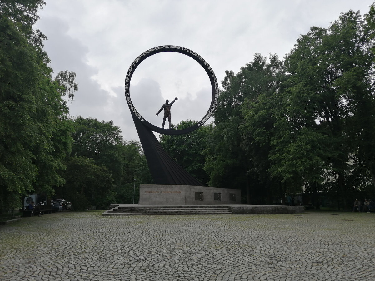 Памятник космонавтам.