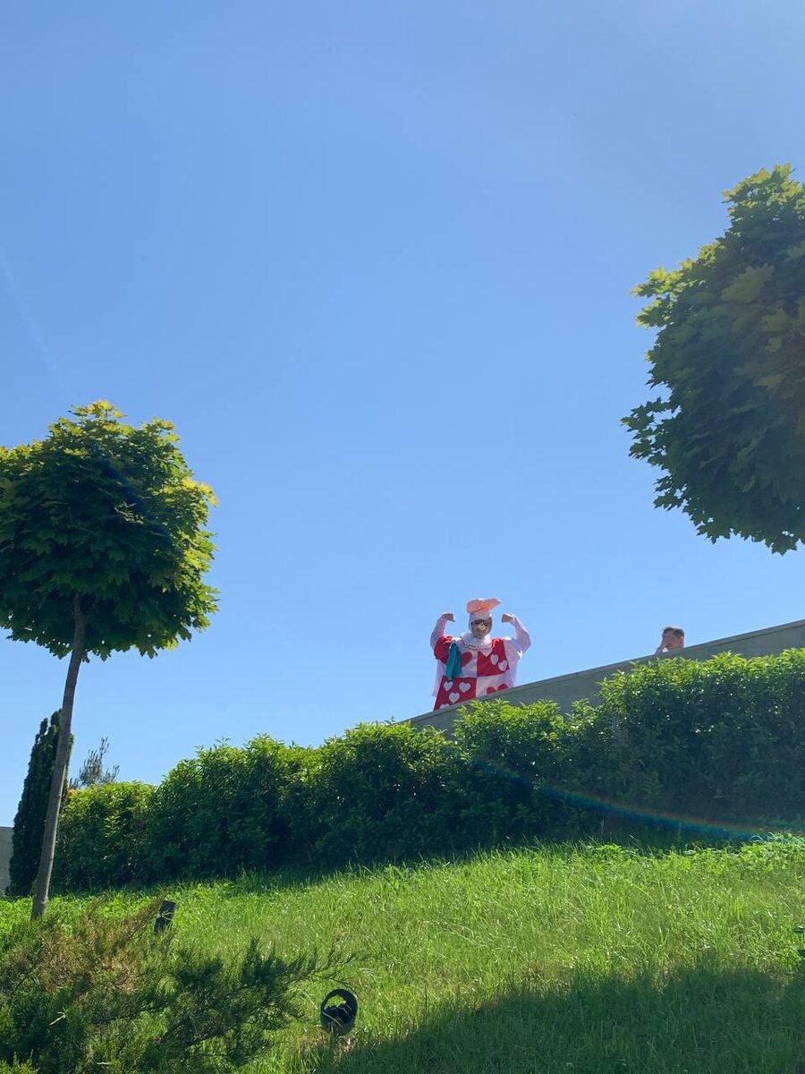 На фото: Алексей Дмитриев – автор статьи и педагог Школы Тип-Топ в костюме маскота Школы