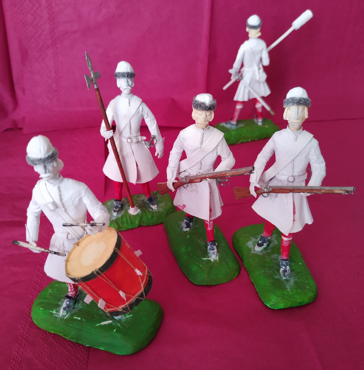 Бумажные солдатики готовы к раскрашиванию.