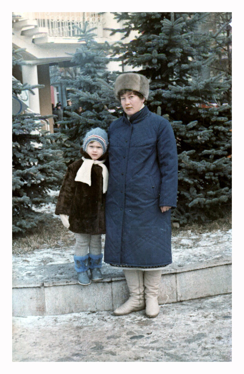 Перед кукольным театром, декабрь 1988 года.