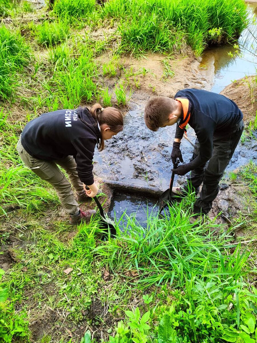 скауты столицы очищают родник в Ромашково