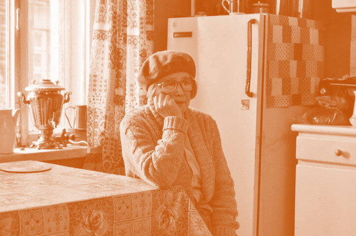 Второе значимое событие произошло через две недели. Виктор пришёл домой, чуть под задержавшись, навещал по его просьбе Олега. Тот начал набирать группы ребят коллекционеров и советовался с Виктором насчёт этого. Кроме того, передал мальчику лишние монеты для музея в Озёрном. Прикинув работу кружков, они пришли к выводу, что Олегу понадобятся ещё помощники. И Виктор обещал перевести ему дополнительно деньги для их зарплаты.