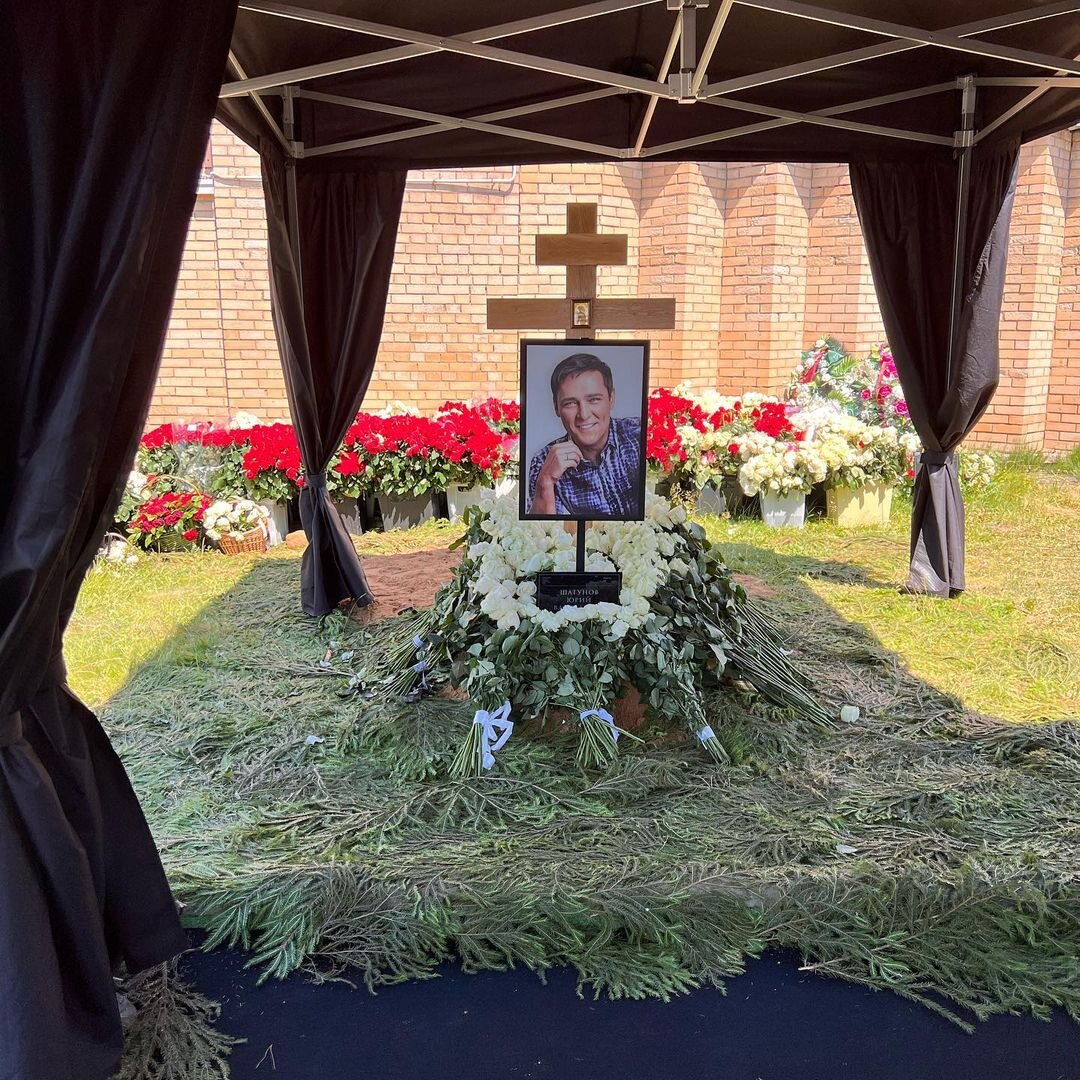    Могила Юрия ШатуноваСоцсети Юрия Шатунова