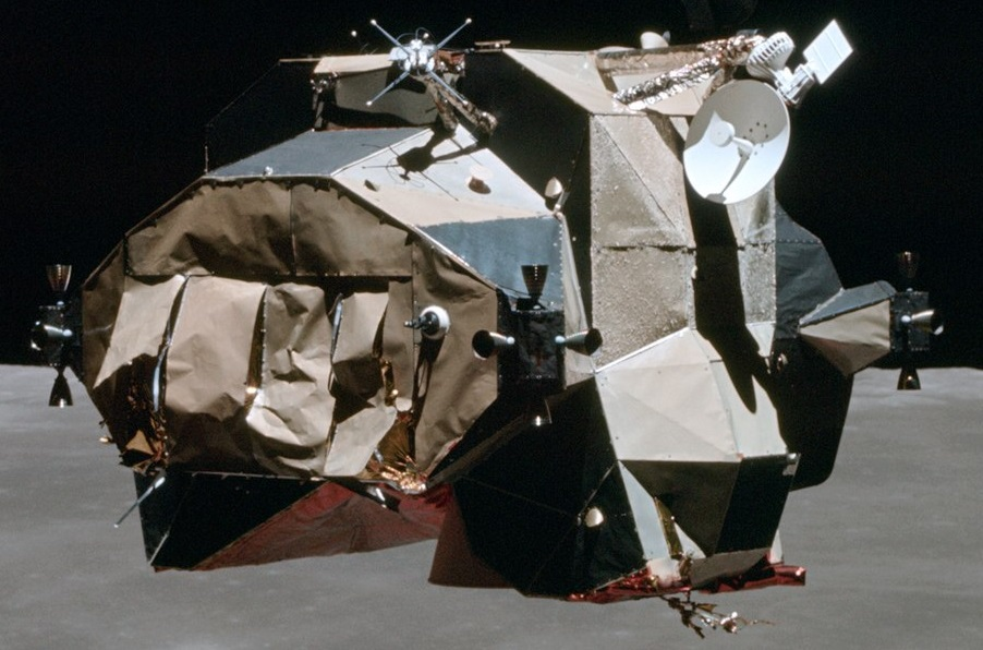 Повреждения листов микрометеоритной защиты заднего отсека "Аполлона 16". https://history.nasa.gov/alsj/a16/AS16-122-19533.jpg