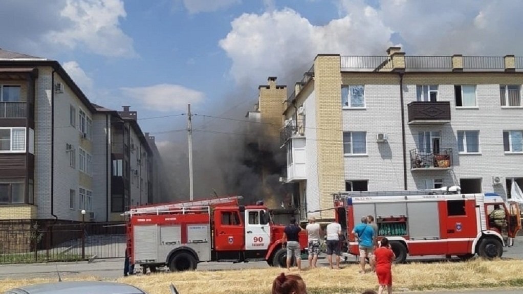 Умершие в таганроге. Взрыв газа. Взрыв газа в доме. Пожар ГАЗ. Женщина пожарный.