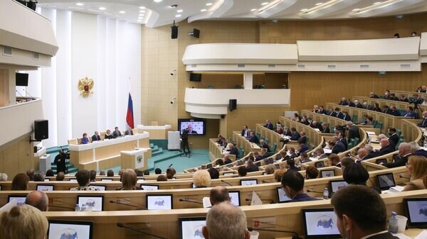    Сенаторы на парламентских слушаниях в Совете Федерации РФ по проекту федерального бюджета на 2022-2024 годы© РИА Новости / Пресс-служба Совета Федерации РФ