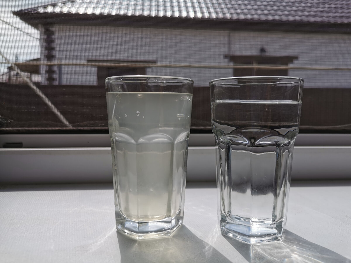 В стакане слева вода из водопровода. В стакане справа покупная. 