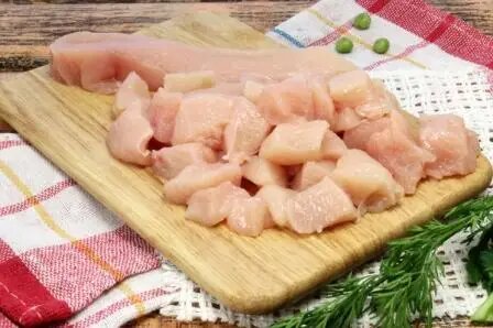 Промытую и просушенную куриную грудку нарежьте на умеренно мелкие и одинаковые куски.
