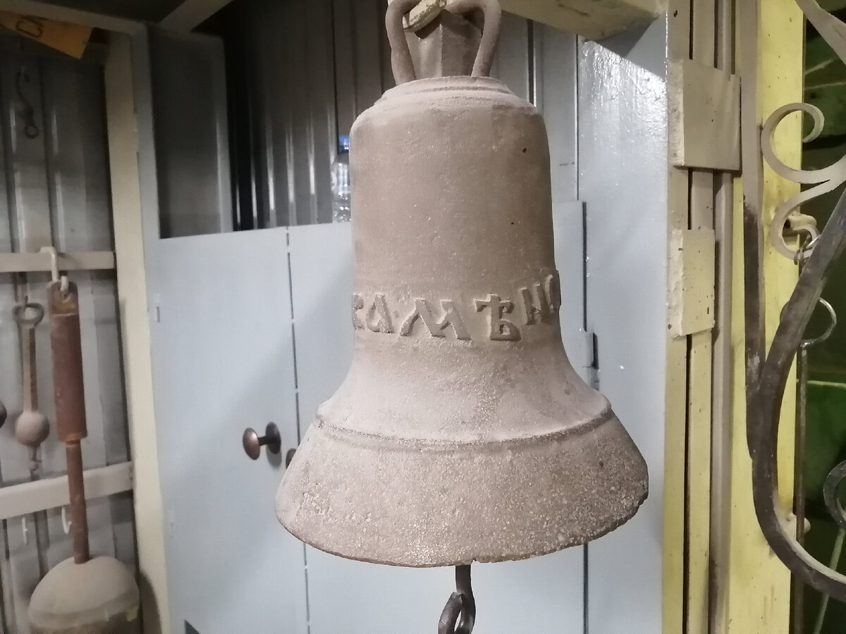Старинный колокол в коллекции завода. Фото Ольги Брезгиной - автора статьи