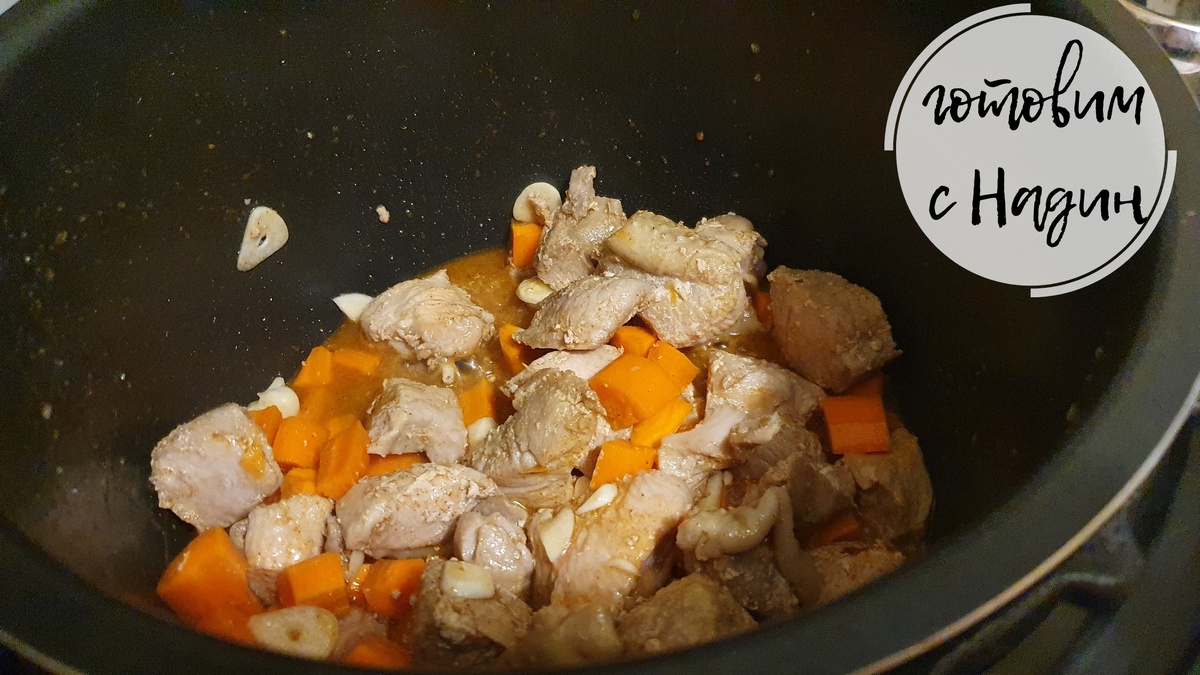 Обжариваем мясо с чесноком и морковью.