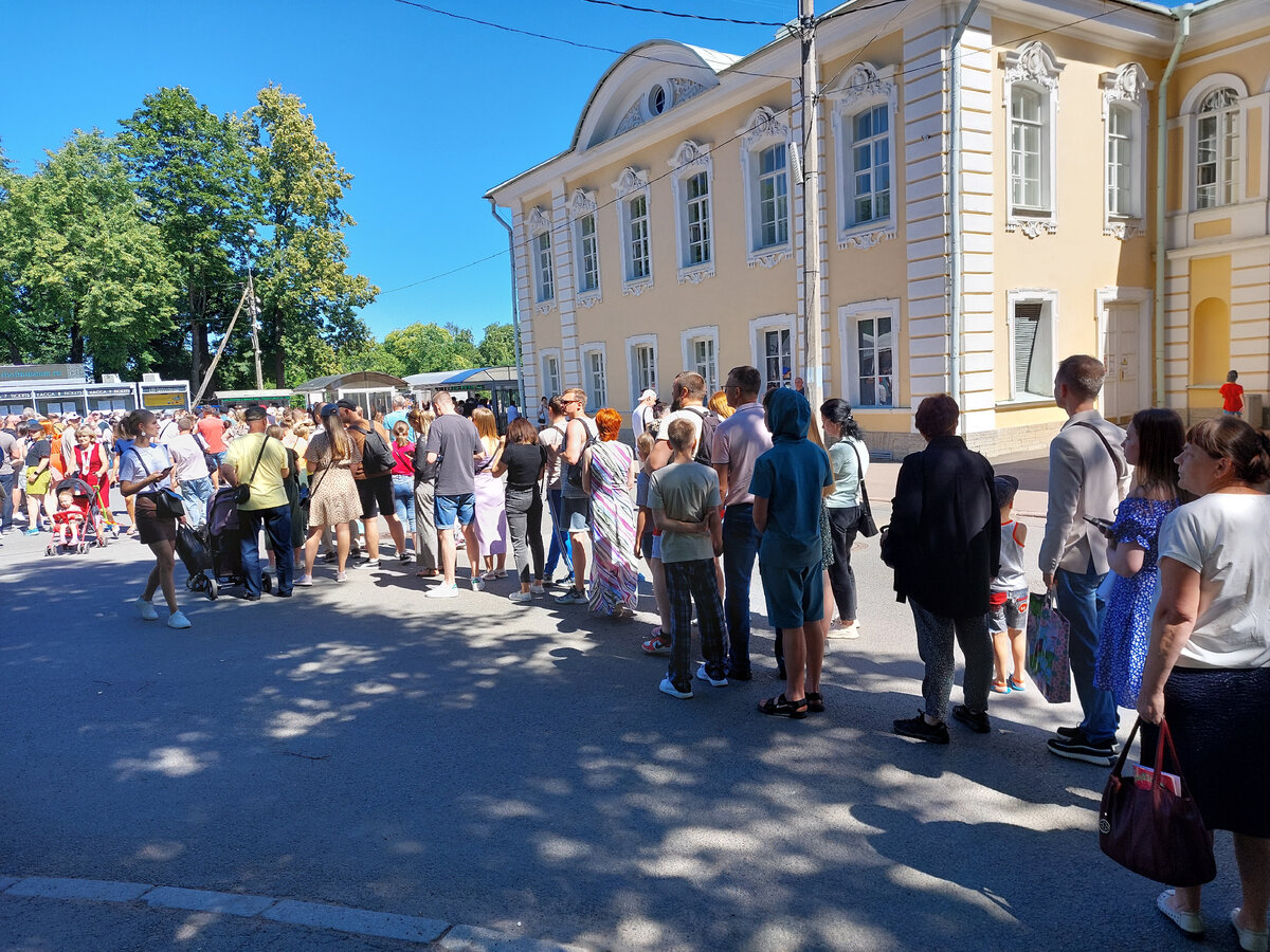 Фото автора Очередь в Петергоф