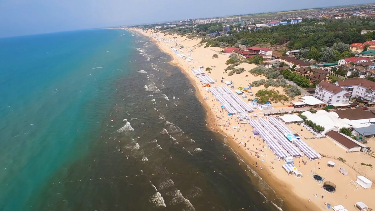 Пляж в районе Первого проезда в Джемете (пансионат ФЕЯ-1, отели Морской Бриз, Астон, кафе Краб и т.п.)