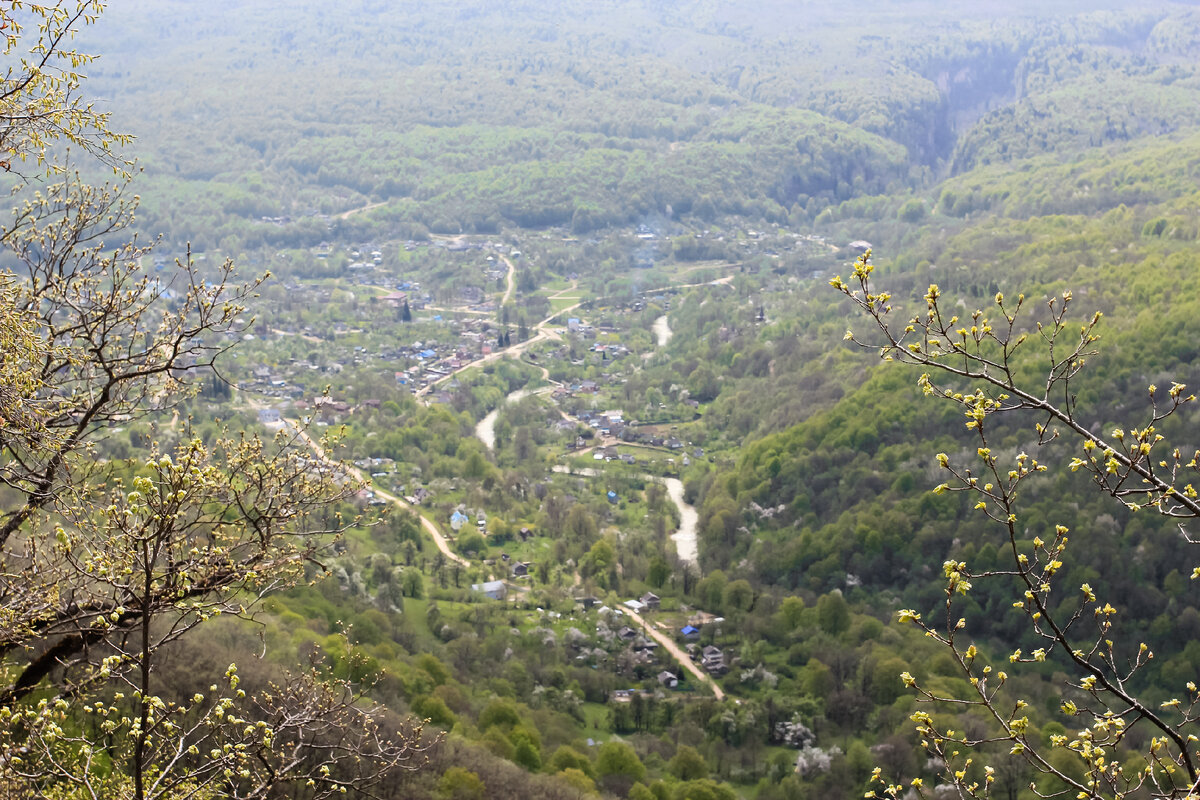 Вид на Мезмай с ближайшего обрыва. Примерно из района Орлиной полки. Справа в верхней части снимка угадывается начало теснины с отвесными стенами - из этого ущелья в долину вырывается Курджипс. Далее (справа внизу) долина снова сужается и вскоре начнется Гуамское ущелье. Фото автора.