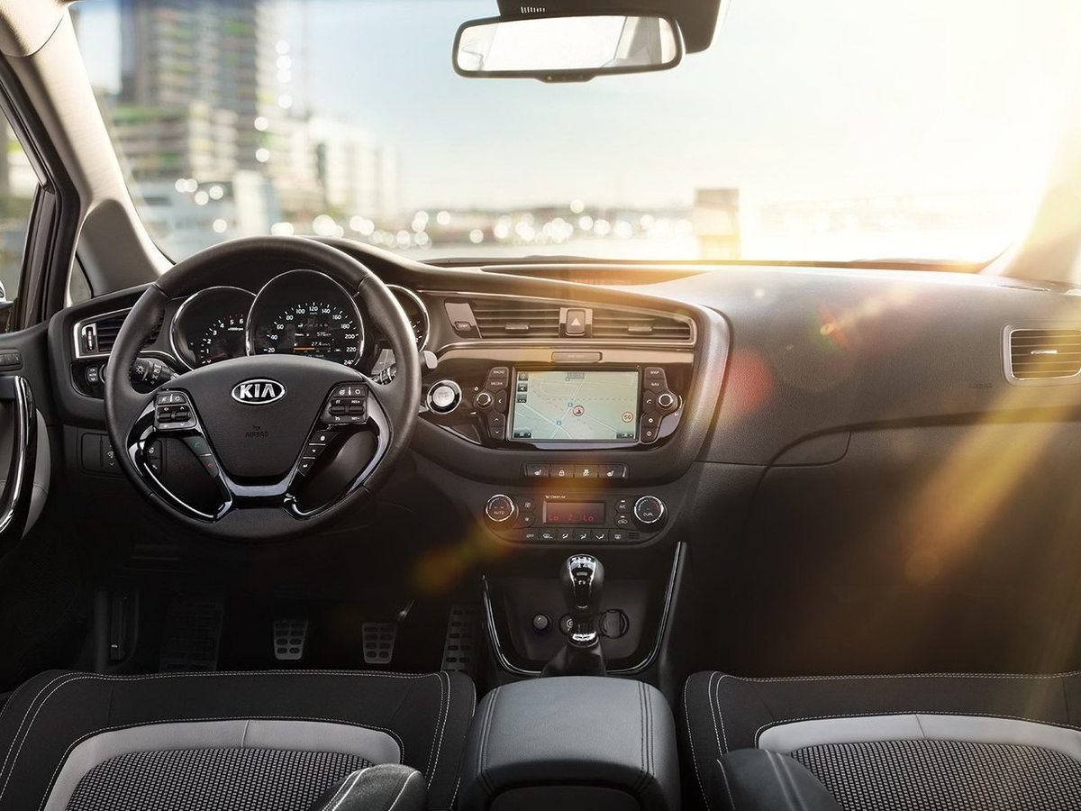 Передняя часть салона Kia Cee’d второй генерации 