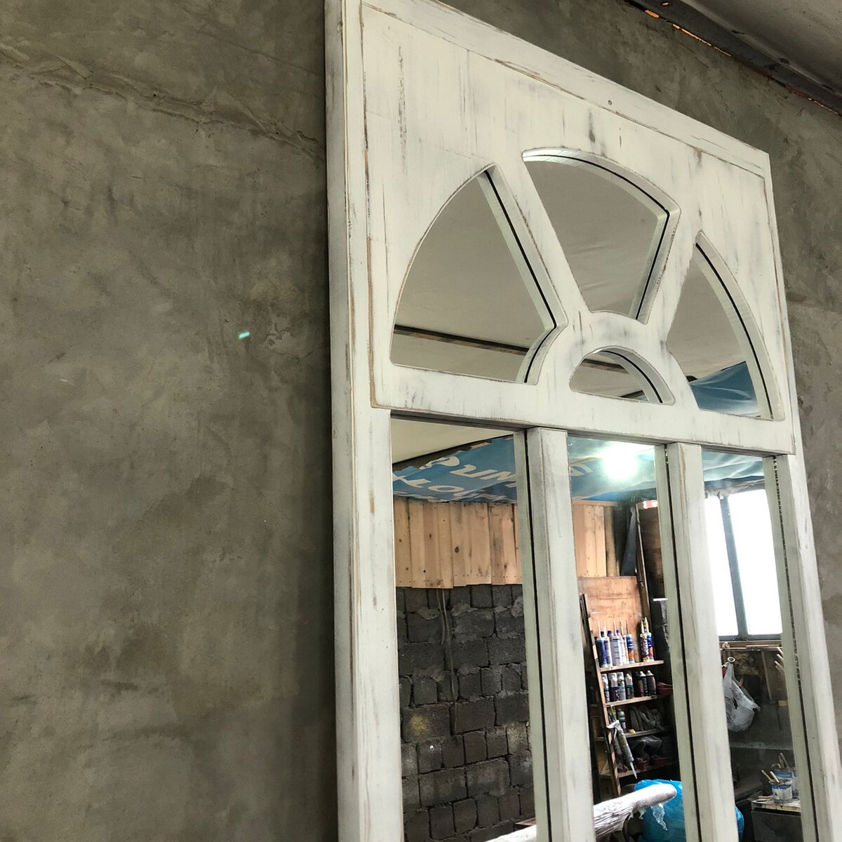 Белые двери в интерьере лофт