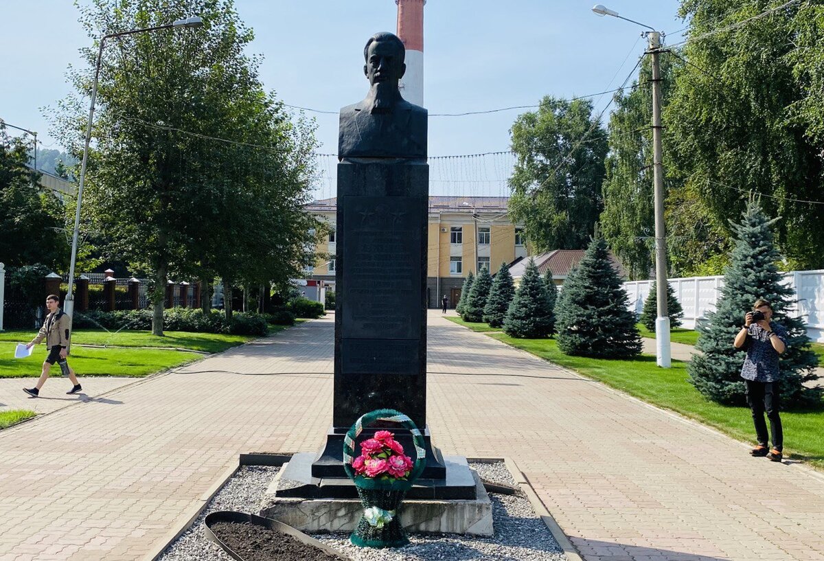 Памятник Курчатову в Симе