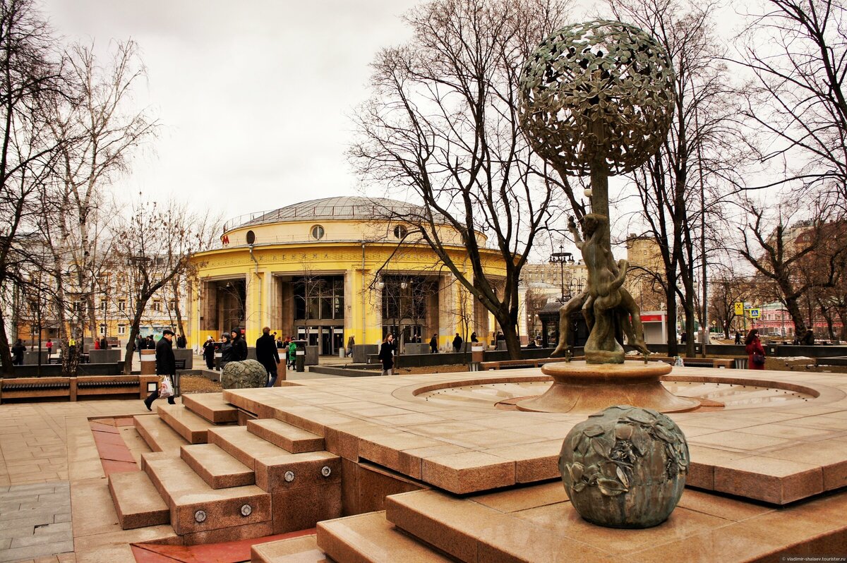 Павильон станции метро Новокузнецкая  и фонтан "Адам и Ева" на месте церкви Параскевы Пятницы на Пятницкой ул. в Москве.