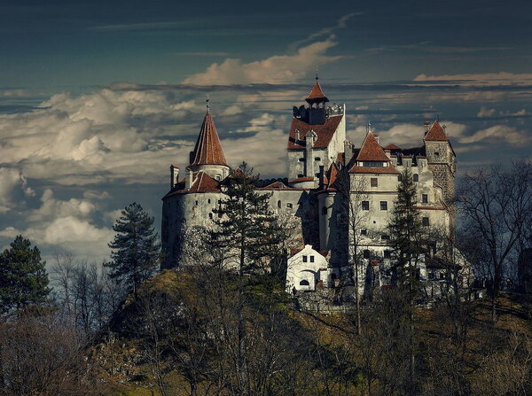 La prima vedere, castelul lui Dracula din România captează atenția, fotografia ilustrează perfect acest lucru.  A fost construită în secolul al XIX-lea, pe cheltuiala negustorilor locali din orașul Bran.  În cinstea aprecierii lor pentru munca depusă, constructorii au fost scutiți de taxe timp de câteva secole.  Motivația a fost mai mult decât justificată.  În acele vremuri, impozitele pe activitățile de afaceri erau aproape insuportabile.  Castelul s-a dovedit a fi imens, frumos și sinistru în același timp.  Are forma unui trapez, turnuri uriașe de apărare cu vârfuri.  În interior, numeroasele coridoare, pasaje și încăperi sunt atât impresionante, cât și confuze.  Este foarte ușor să te pierzi aici și cine știe, poate ești sortit să-l întâlnești pe Dracula față în față.  Sub castel se află zeci de tuneluri și pasaje subterane.  Oricine cunoaște o hartă a zonei  poate ieși din clădire neobservat și, de asemenea, să intre în ea.  În interiorul cetăţii se află o fântână veche.  Mulți sunt siguri că a servit drept sursă de apă în cazul unui asediu al cetății.  Dar, ei spun că acesta este un alt tunel subteran care duce în adâncurile Transilvaniei.  Castelul a fost construit într-un loc bun, chiar la granița dintre Transilvania și Țara Românească.  A fost o cetate defensivă și un punct de vedere pentru Transilvania.  Astăzi există un muzeu de artă din Evul Mediu, dar acest lucru nu anulează legendele și evenimentele mistice ale acestuia.  A fost o cetate defensivă și un punct de vedere pentru Transilvania.  Astăzi există un muzeu de artă din Evul Mediu, dar acest lucru nu anulează legendele și evenimentele mistice ale acestuia.  A fost o cetate defensivă și un punct de vedere pentru Transilvania.  Astăzi există un muzeu de artă din Evul Mediu, dar acest lucru nu anulează legendele și evenimentele mistice ale acestuia.