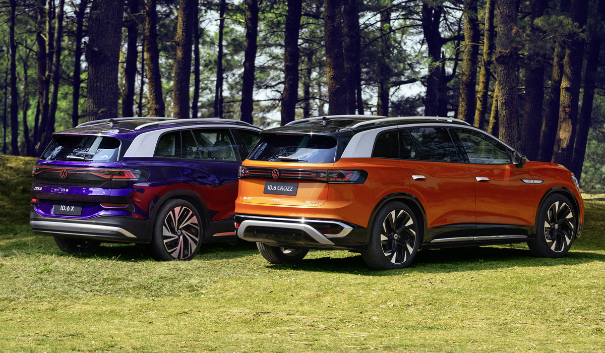 На снимке показаны декоративные отличия Volkswagen ID.6 X (синий) и  Crozz (оранжевый) 