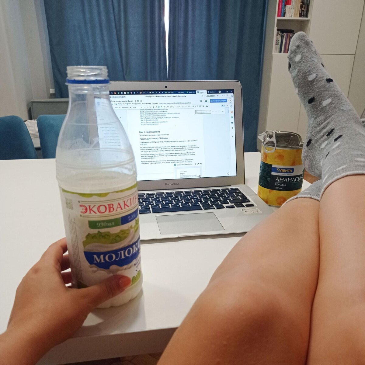 «Как же приятно начинать рабочий день дома, а не с этими змеями в офисе». Фото из личного архива Элеоноры Штампоплёт