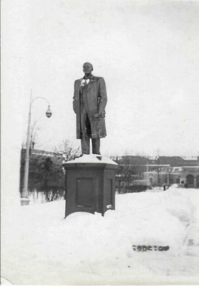 Новый 1967 год, памятник В.И.Ленину у "Энергомаша"./на заднике фото/