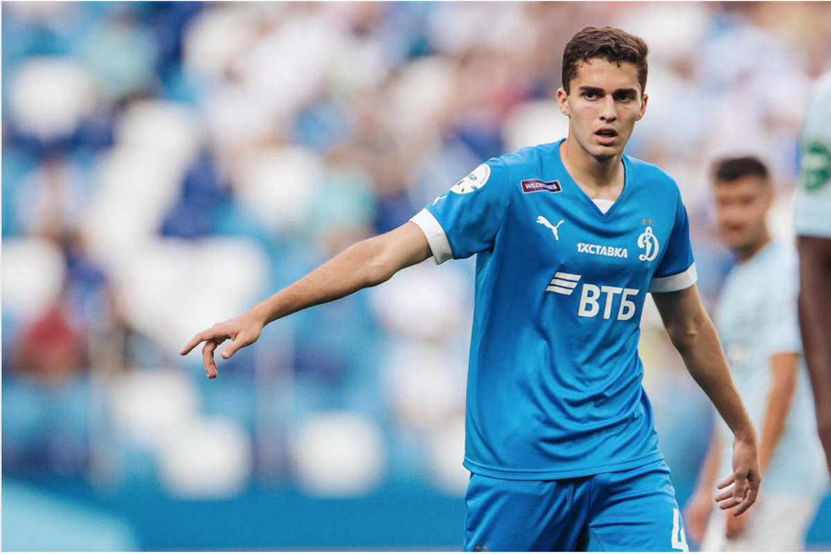 Арсен Захарян будет играть в Англии! Сага с переходом полузащитника из "Динамо" в "Челси" стала главным хайлайтом августа и заиграла новыми красками сегодня, 1 сентября. По нашей информации, клубы согласовали трансфер, но не всё так просто. Коллеги и даже агент, работающий над сделкой, частично опровергают этот факт. Давайте разбираться, что же всё-таки происходит.
Нюансы терминологии. Итак, предложение от "Челси" упало на стол "Динамо" 25 августа. Лондонцы хотели воспользоваться опцией выкупа за € 15 млн, прописанной в контракте Захаряна. Такого рода сделки можно осуществлять в кратчайшие сроки, но, когда речь идёт о России и Англии, ситуация автоматически усложняется. Главным препятствием переезда Захаряна в Лондон стали условия оплаты трансфера — всё это время клубы не могли договориться, как деньги попадут в Москву.Сегодня финансовый барьер пал. "Динамо" приняло условия "Челси" и согласилось с предложенным путём перевода средств. Договорённость следующая: "Челси" выкупает Захаряна и оставляет его в "Динамо" на правах технической аренды, которая будет длиться до тех пор, пока деньги не капнут на счёт московского клуба. Стороны уверены, что вопрос будет решён до зимы, но не исключено, что это произойдёт даже раньше. Формально Захарян не будет в аренде, но, как только деньги окажутся у "Динамо", будет подписан документ, что с 1 января Арсен — игрок "Челси"