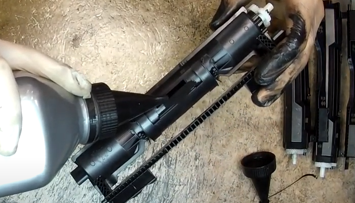 Фото 4. Засыпаем тонер в картридж