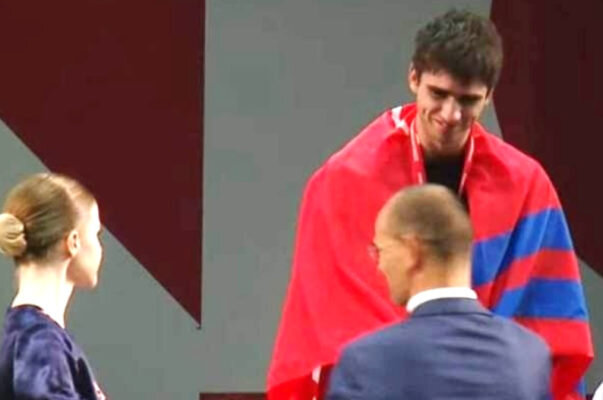    На награждение Вадим вышел с флагом Волгоградской области