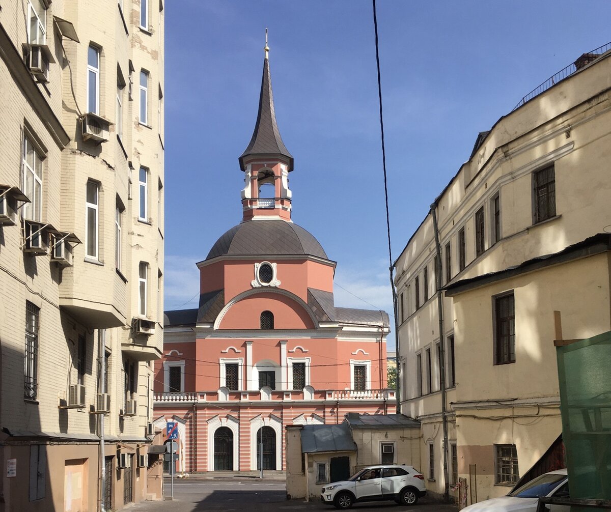 Вид на церковь Петра и Павла на Новой Басманной