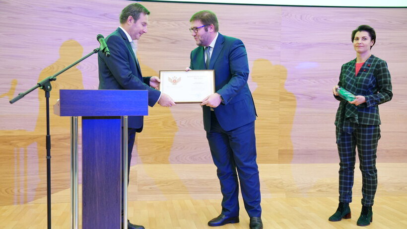    Награждение лидеров федеральной экопрограммы «Школа утилизации: электроника» ©Сергей Хакимов Фото