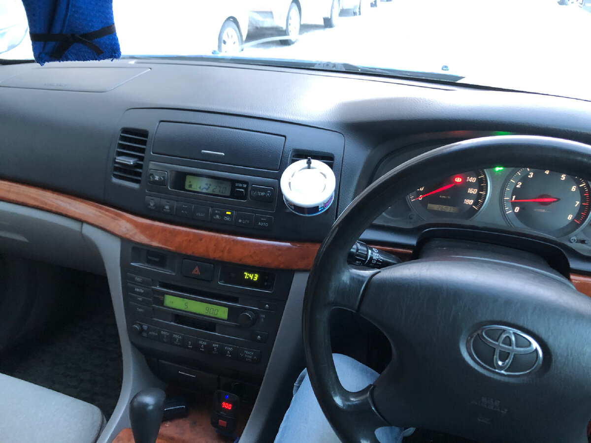 В некоторых комплектациях ставился экран, вместо блока климата 