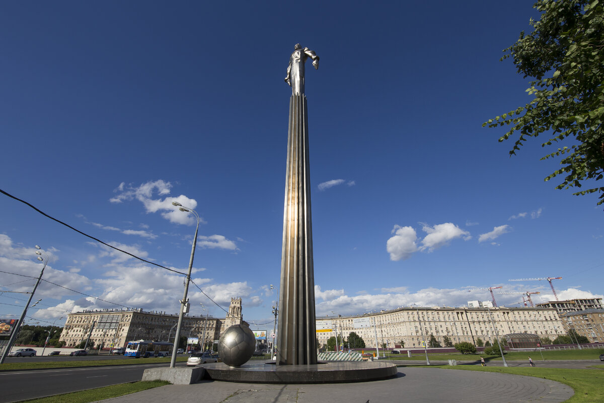 памятник гагарину в москве на ленинском