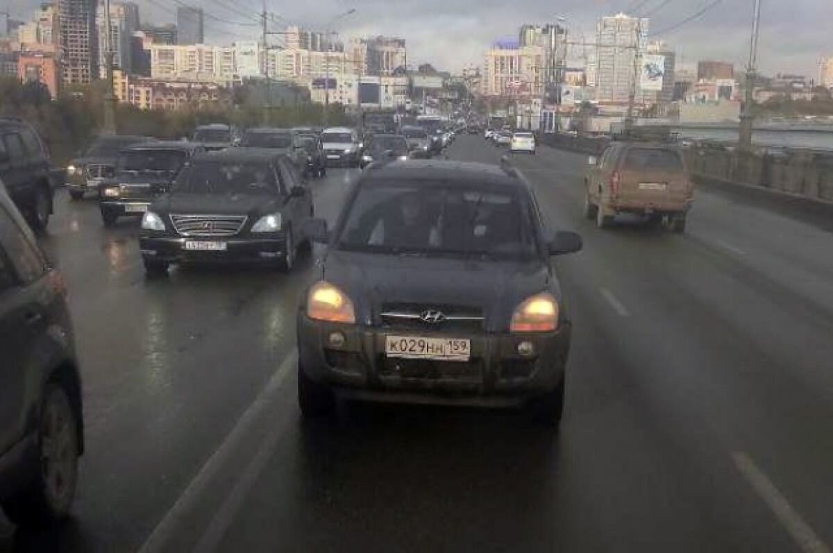    Водитель кроссовера нарушил правила и пристроился за скорой в Новосибирске