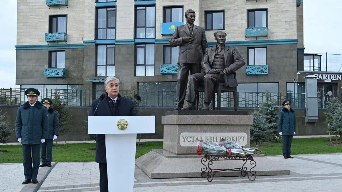    Касым-Жомарт Токаев перед памятником "Ұстаз бен шәкірт":t.me/bort_01