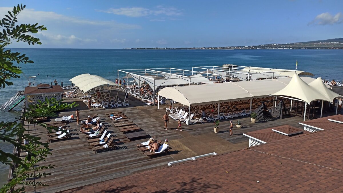 Пляж отеля 4*, г. Геленджик. Фото автора.