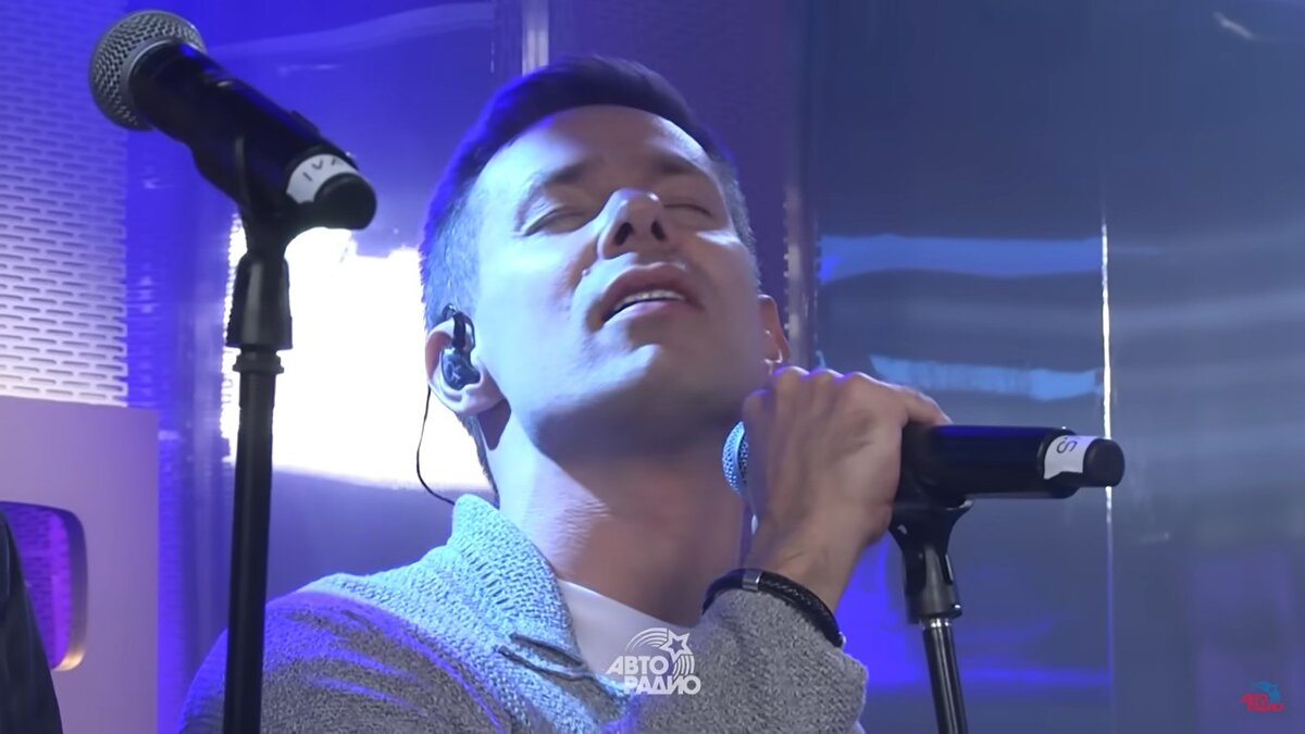Кадр из записи выступления на "Авторадио"