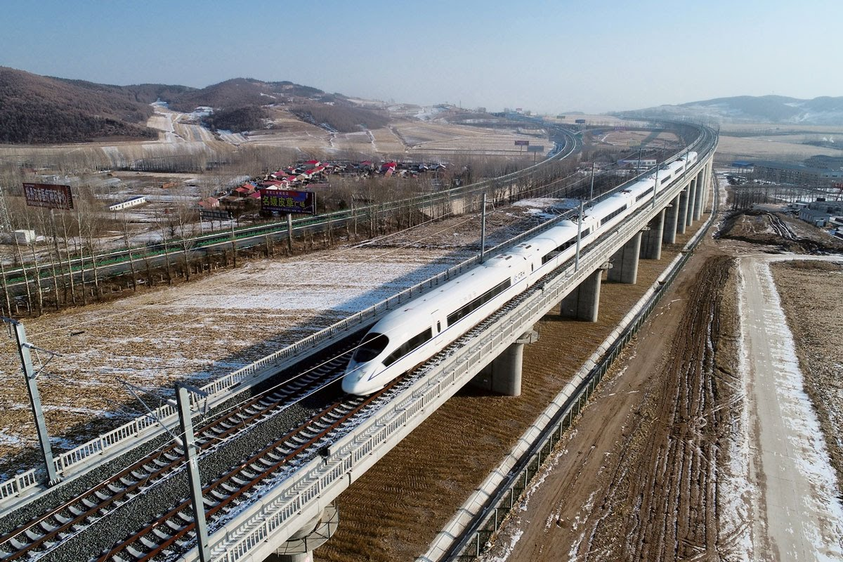Строить новую железнодорожную магистраль. Высокоскоростные магистрали Китая. Железнодорожная магистраль Китая. Китайские поезда ВСМ. Железнодорожная скоростная магистраль в Японии первая.