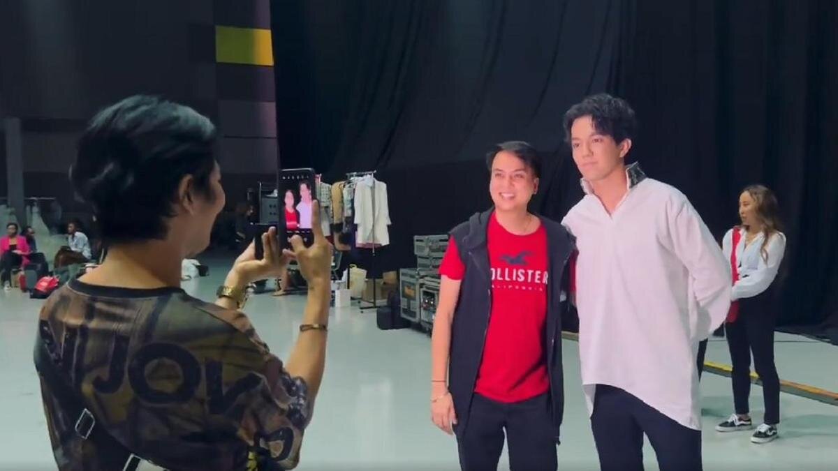    Димаш Кудайберген с поклонником:instagram.com/kudaibergenov.dimash