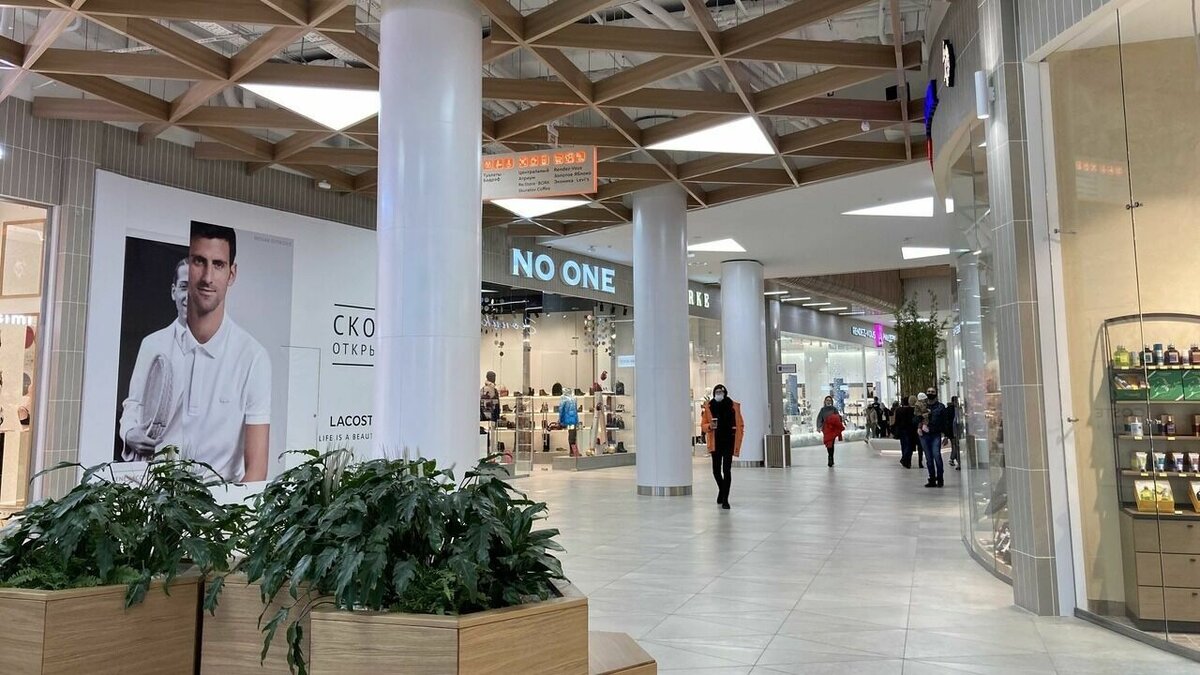     В столице Татарстана заметно пустеют торговые центры, и дело не только в брендах, покинувших российский рынок. Из-за частичной мобилизации начал снижаться потребительский спрос. Эксперт, поговоривший с Inkazan, уверен, что это серьезный удар по экономике.