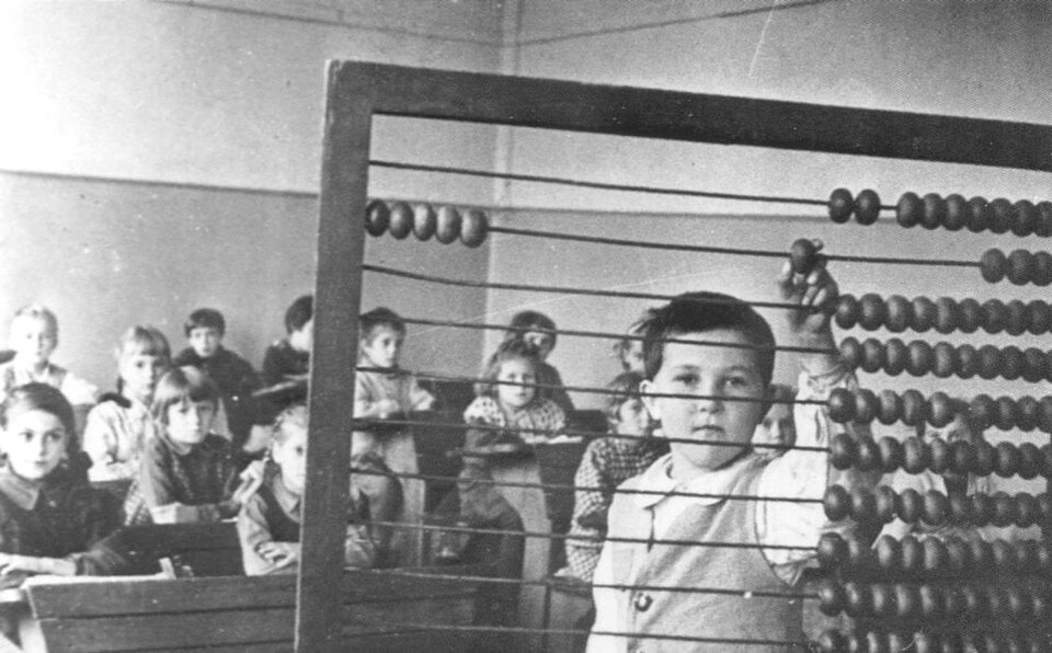     Даже такая простая вещь, как счеты, поначалу имелась далеко не во всех школах.  Архив автора