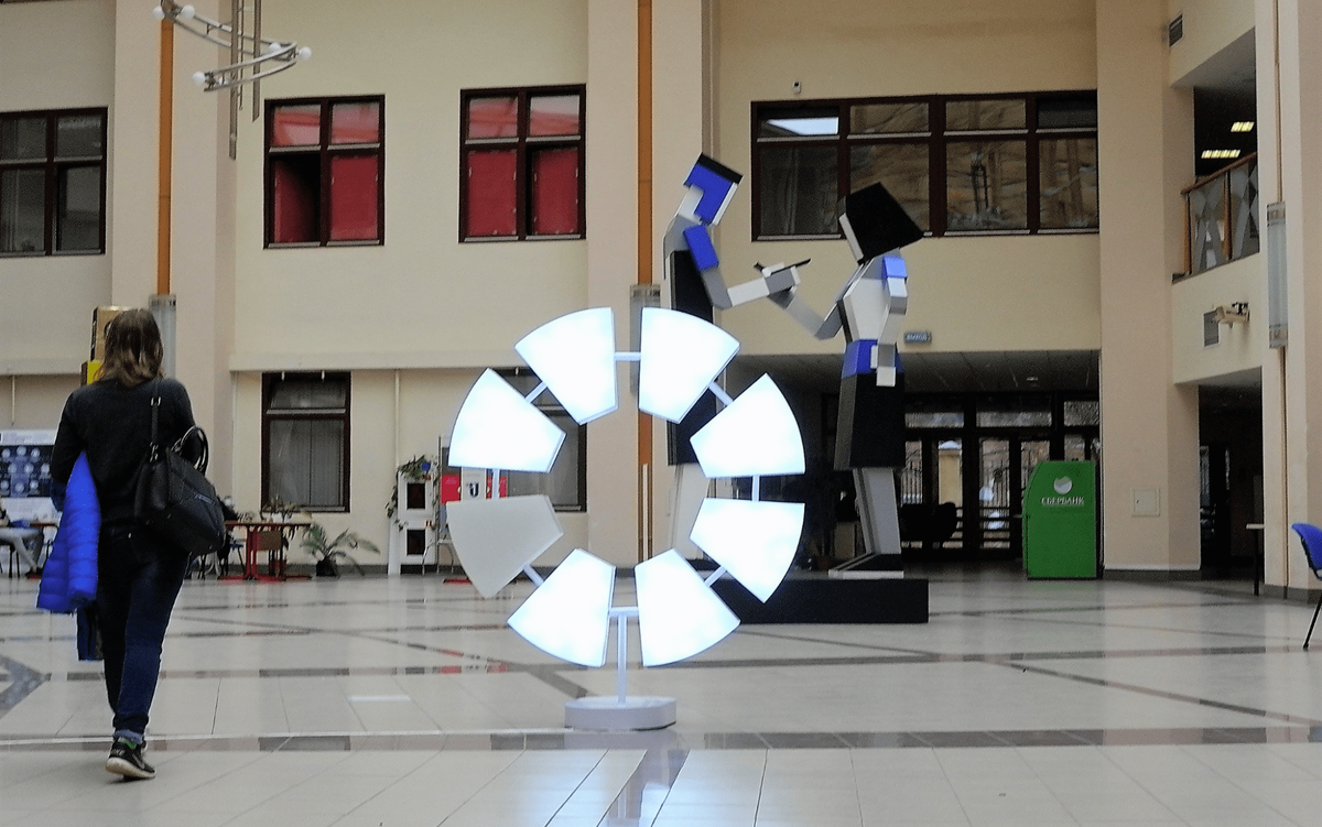 Art and you📷Работа студентки школы Свободные мастерские Александры Михайловой «Upload» и скульптура Дмитрия Аске «Невидимая стена» / Паблик-арт проект «Неустойчивые равновесия»