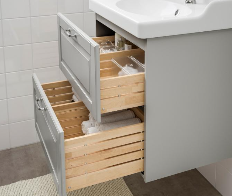 А вот и мой крупный лот - тубма под раковину. Тоже Икея, тумба новая, даже не доставали из коробки. Я планирую ремонт в ванной и мне очень нравится эта серия. Куплена была только тумба и теперь, когда Икея для нас закрылась, то я не смогу докупить остальные предметы из этой серии. Хотела заказать из Финляндии и даже списалась с человеком, который возит под заказ с наценкой 30%, но тут границы для туристов закрыли и теперь даже с переплатой купить я ничего не смогу. Откроют ли границы снова и если откроют, то когда - неизвестно. Приняла решение расстаться с тумбой и купить потом какую-то другую мебель комплектом. Выставила за 9 000 руб.