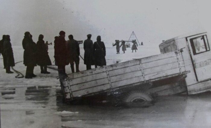  Осенью 1941 года вермахт отрезал Ленинград от основной части СССР. Оторванный от «Большой земли» мегаполис можно было снабжать продуктами и другими необходимыми грузами только по Ладожскому озеру.-6