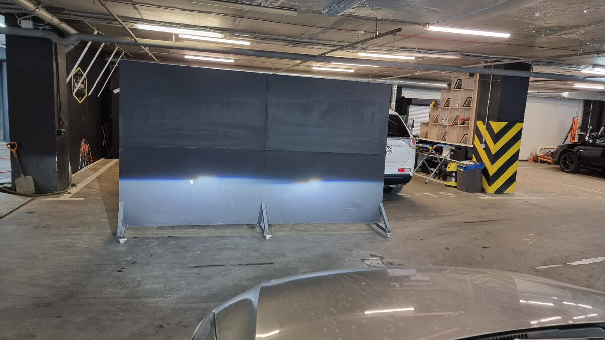 У Aozoom A12 яркая и равномерная центральная рабочая зона. Передняя, задняя, левая и правая стороны светового полотна широкие — отличная эффективность освещения дороги.