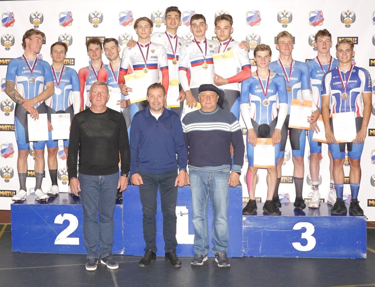 Мужской подиум после командной гонки преследования  📷
